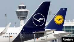 Pesawat Lufthansa di Bandara Munich selama pemogokan terkait gaji di Munich, Jerman 27 Juli 2022. (Foto: REUTERS/Michaela Rehle)