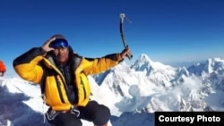 Pendaki Nepal, Sanu Sherpa (47 tahun), berhasil mencapai puncak gunung Gasherbrum II Pakistan hari Kamis (21/7).