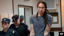 Pebasket Amerika Brittney Griner dikawal sebelum sidang pengadilan di luar Moskow, Kamis, 4 Agustus 2022. (AP/Alexander Zemlanichenko)