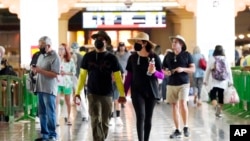 Sejumlah warga tampak mengenakan masker ketika berada di area Union Station, di Los Angeles, pada 28 Juli 2022. (Foto: AP/Marcio Jose Sanchez)