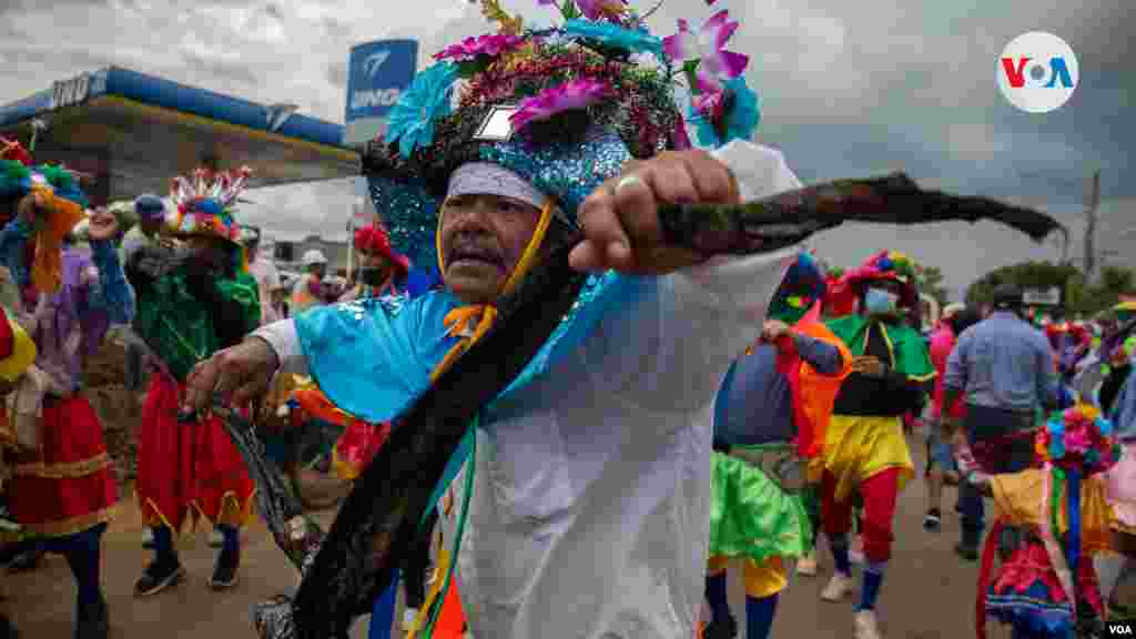 Un "diablito" danza en una festividad religiosa en Nandaime, Granada. Foto VOA