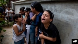 Timoun kriye pandan fineray Palestinyen Tamim Hijazi ki mouri nan yon atak ayeryen Izraelyen nan Khan Younis, 6 Out, 2022.