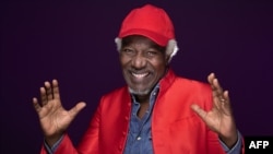 Seydou Kone, alias Alpha Blondy, chanteur ivoirien de reggae , pose lors d'une séance photo à Paris le 8 avril 2022.