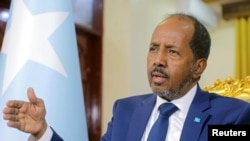 Le président somalien Hassan Cheikh Mohamoud a appelé jeudi à débusquer les islamistes radicaux shebab, qualifiés de "punaises de lit", qui combattent depuis 2007 le gouvernement fédéral. 