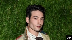 Ezra Miller assiste au 15e Vogue Fashion Fund au Brooklyn Navy Yard à New York, le 5 novembre 2018.
