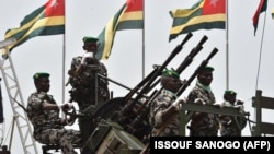 Les forces de l'armée togolaise participent aux célébrations du 55e anniversaire de l'indépendance du pays, le 27 avril 2015, devant le palais présidentiel à Lomé.