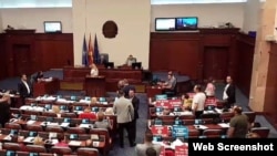 Околу 19 часот беше спречена физичка пресметка меѓу пратеникот од СДСМ, Мартин Костовски и претседателот на Левица, пратеникот Димитар Апасиев