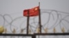 资料照片：新疆喀什南部地区一个院落挂出的中国国旗（2019年6月4日）