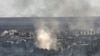 Asap mengepul di gedung-gedung kota Sievierodonetsk di daerah Luhansk, Ukraina timur akibat serangan artileri (7/6).