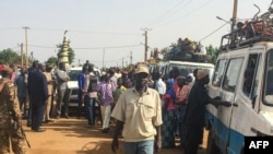 Des déplacés maliens se rassemblent le 29 juillet 2019 à Koro, près de la frontière entre le Mali et le Burkina Faso. (Photo Kassim TRAORE /AFP)