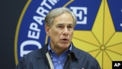 Gubernur Texas Greg Abbott berbicara dalam sebuah konferensi pers di Weslaco, Texas, pada 10 Maret 2022. (Foto: AP)