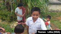 Josua Tendi (11), pelajar kelas 6 Sekolah Dasar Tana Rara. Rabu (14 September 2021) (Foto : VOA/Yoanes Litha)