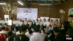 Founders and representatives of the Grassroot Democratic Party (GDP) stand up to show their faces after an election held on August 2, 2015 at a residence in Phnom Penh’s Sen Sok district. (Hul Reaksmey/VOA​ Khmer)