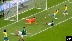 Neymar, de Brasil, (derecha) se prepara para patear la pelota y antoar durante la ronda de 16 en el partido de Brasil con México en la Copa Mundial en Samara, Rusia, el lunes, 2 de julio de 2018.