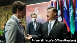 Perdana Menteri Kanada Justin Trudeau (kiri) berbicara dengan Presiden China Xi Jinping pada KTT G20 di Bali, Rabu 16 November 2022.