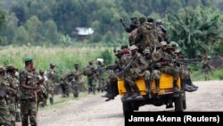 ARCHIVES - des combattants du groupe rebelle M23 à Sake, une localité située à 30 km de Goma, le 30 novembre 2012.