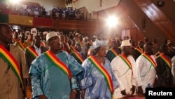 Les députés sont débout lors d’une séance à l’Assemblée nationale à Bamako, Mali, 19 février 2014.