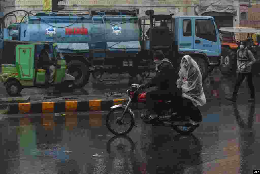 پنجاب کے شہر لاہور میں بارش کے بعد سردی مزید بڑھ گئی ہے۔ 