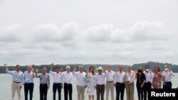 El presidente de Colombia, Iván Duque, acompañado por el ministro de Comercio e Industria de Singapur, Gan Kim Yong, los presidente de Perú, Chile y Ecuador, durante la XVI Cumbre de la Alianza del Pacífico en Bahía Málaga, Colombia, el 26 de enero. 2022