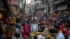 Un gran número de personas acuden a un mercado de Nueva Delhi, India, el 12 de noviembre de 2022. Se proyecta que la India desplazará a China como el país más poblado del mundo en 2023.
