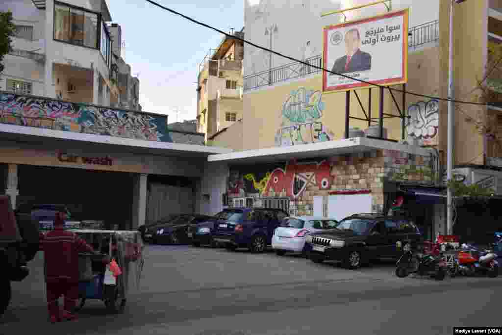 Lübnan, seçimlere ekonomik kriz, günlük hayatın rutini haline gelmiş olan elektrik kesintileri, işsizlik, yolsuzluk ve ülkeyi özellikle İran ile Suudi Arabistan’ın müdahalesine açık hale getiren siyasi dengeleri nedeniyle tartışmaların gölgesinde hazırlanıyor.