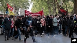 Manifestants lors d'une marche de la Bastille à Place de la Nation, à Paris, en France, le 1er mai 2022. 