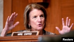 La senadora republicana Shelley Moore Capito preside la negociación de su partido para un aumento del presupuesto de EE. UU. ante una propuesta de los demócratas en la Casa Blanca.