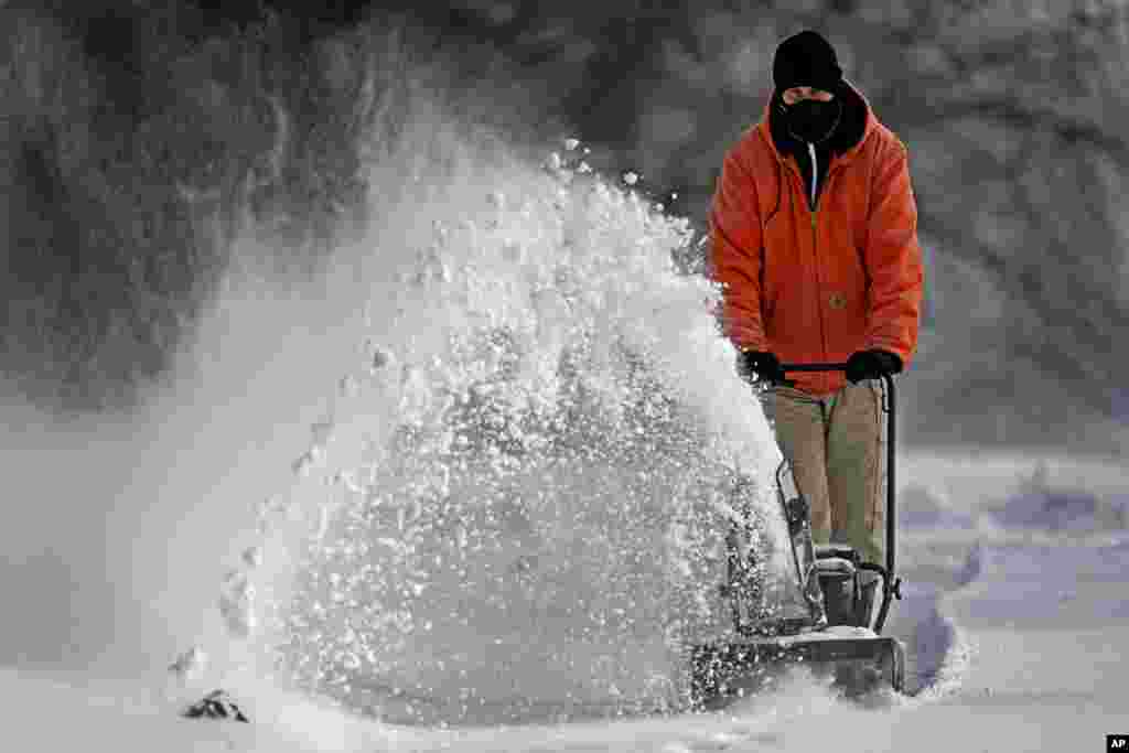John Tapko limpia la nieve en su casa en Overland Park, Kansas.