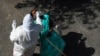 Seorang petugas kesehatan mengambil sampel swab seorang perempuan untuk tes COVID-19 di Hyderabad, India, 4 Februari 2022. (Foto: AP)