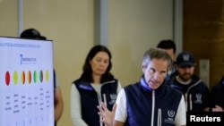 ARCHIVO - El director general de la Agencia Internacional de Energía Atómica (OIEA), Rafael Grossi, habla con los periodistas después de su regreso de Ucrania, donde él y su equipo visitaron la planta nuclear Zaporizhzhia, en el aeropuerto de Viena, en Schwechat, Austria, el 2 de septiembre de 2022.