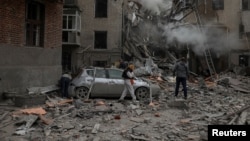 Stambena zgrada oštećena u ruskom napada u Harkovu. (Foto: AP Photo/Andrii Marienko)
