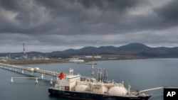 Kapal tanker Sun Arrows mengisi kargonya dengan gas alam cair dari proyek Sakhalin-2 di pelabuhan Prigorodnoye, Rusia, pada 29 Oktober 2021. (Foto: AP)