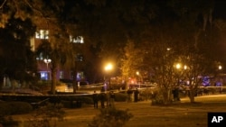 Polisi tengah memeriksa lokasi insiden penembakan di perpustakaan Strozier, di kampus universitas negara bagian Florida, Tallahassee (20/11).