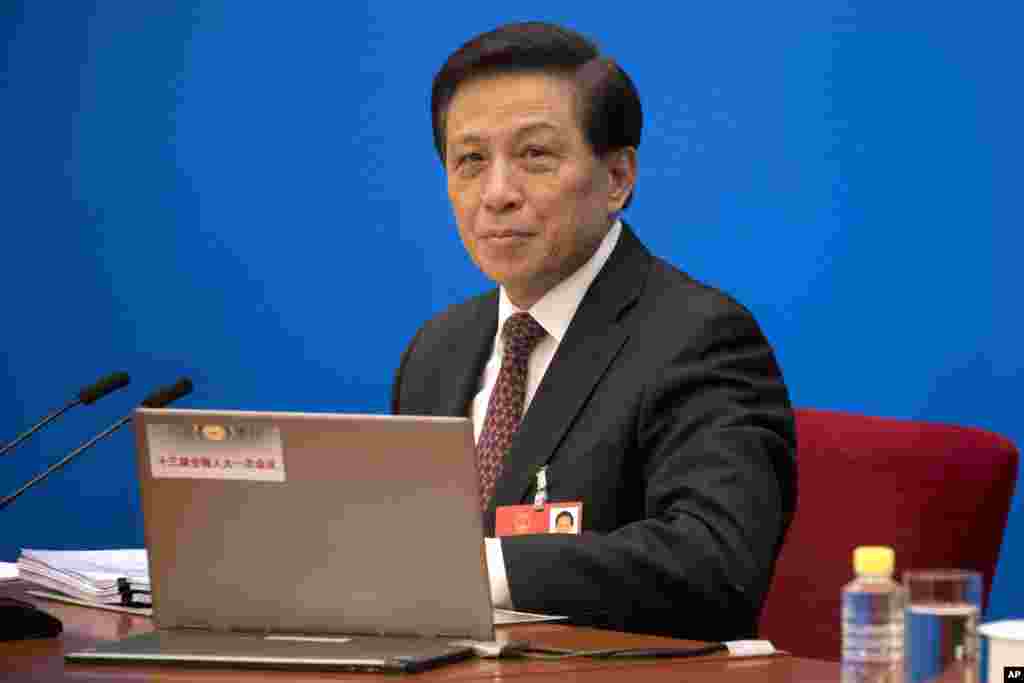 中国人大新闻发言人张业遂在记者会上。他在回答记者关于修宪的问题时说,中共党章对总书记和中央军委主席、中国宪法对国家中央军委主席,都没有做出“连续任职不超过两届”的规定,宪法对国家主席的规定也采取上述做法,有利于维护“以习近平同志为核心的党中央权威和集中统一领导,有利于加强和完善国家领导体制”。 他强调修宪对维护“三位一体”最高权力模式的重要性,并没有正面回答这是否意味着习近平将终身任职的提问。