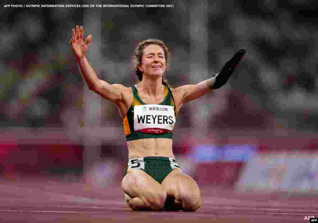 South Africa's Anrune Weyers celebrating her victory in the final of the women's 400m - T46/47 athletics event at the Olympic Stadium during the Tokyo 2020 Paralympic Games in Tokyo. Bob MARTIN / OIS/IOC / AFP