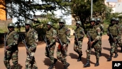 Des soldats maliens patrouillent à Bamako, Mali, 21 novembre 2015.