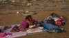 Migrantes venezolanos reunidos en el estado de Roraima, Brasil, el 7 de abril de 2023.
