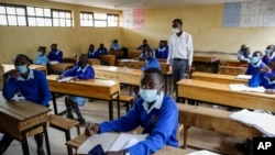 Wanafunzi wa Shule ya Msingi ya Olympic Kibera, Nairobi, Kenya Jumatatu, Oct. 12, 2020.