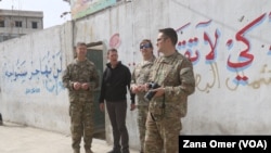 Des délégations militaires et diplomatiques américaines de haut rang visitent la ville de Manbej,au nord de la Syrie, jeudi 22 mars 2018