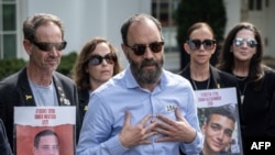 Para kerabat warga negara AS-Israel yang disandera Hamas di Gaza berbicara kepada para wartawan usai bertemu dengan Wakil Presiden AS Kamala Harris, di luar Gedung Putih, Washington DC, 4 April 2024. (Foto: Andrew Caballero-Reynolds/AFP)