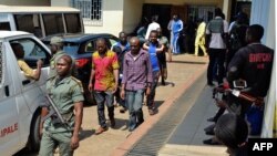 Des hommes arrêtés en lien avec la crise anglophone du Cameroun sont vus au tribunal militaire de Yaoundé, au Cameroun, le 14 décembre 2018.