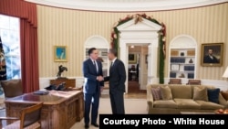 El excandidato Mitt Romney fue invitado por el presidente Obama para involucrarlo en los compromisos que deben hacer los republicanos en el Congreso para evitar el abismo fiscal. [Foto: Casa Blanca]