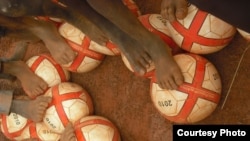 Des enfants béninois jouent au ballon (DR : Project Play Africa)