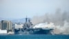 Kapal-kapal Kepolisian Pelabuhan San Diego berjuang memadamkan api di USS Bonhomme Richard di Pangkalan TNI Angkatan Laut di San Diego, 12 Juli 2020.