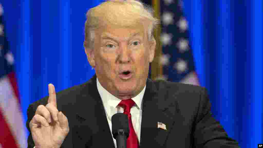 Le candidat républicain Donald Trump parle avec ses militants à New York, le 22 juin 2016. 