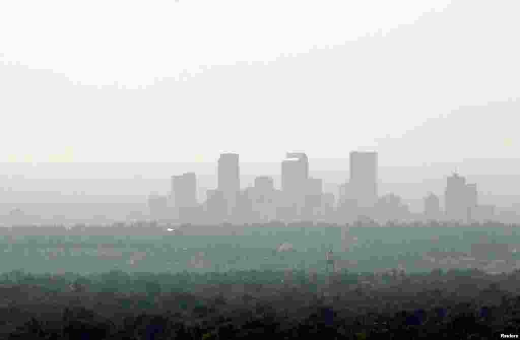 Pusat kota Denver, kota terbesar di negara bagian Colorado, diselimuti oleh asap akibat kebakaran hutan.