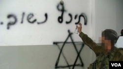 Seorang tentara Israel menggambar tanda Bintang Daud dan tulisan: "Akan Kembali Segera" di rumah warga Palestina (foto dokumentasi).