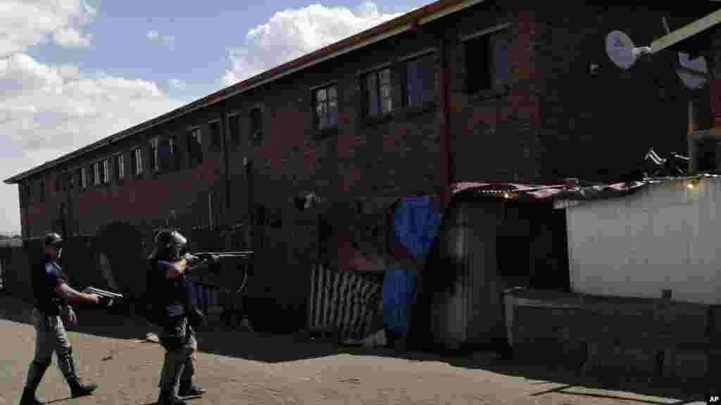 Des policiers se déploient près d’une auberge à Astonville, près de Johannesburg, jeudi 16 Avril 2015 lors d'une manifestation anti-immigrés.