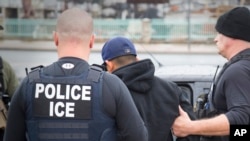 ARSIP - Foto bertanggal 7 Februari 2017 yang dirilis pihak Imigrasi AS menunjukkan warga asing yang ditangkap oleh pihan Imigrasi AS. (foto: Charles Reed/U.S. ICE via AP)