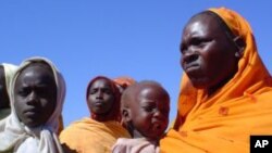 Des femmes et enfants dans un camp pour déplacés internes au Darfour.